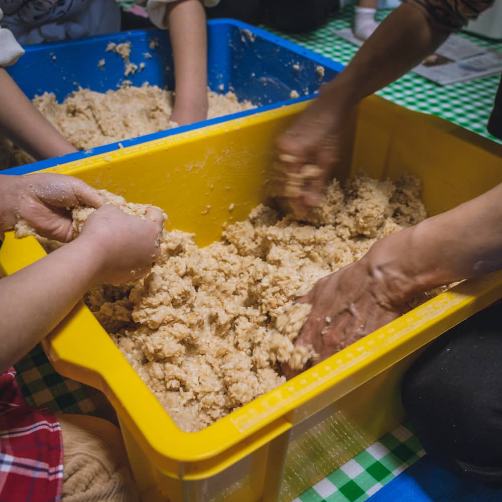 味噌造りの過程麹が全体に混ざるよう耳たぶくらいのやわらかさになるまで練っていきます