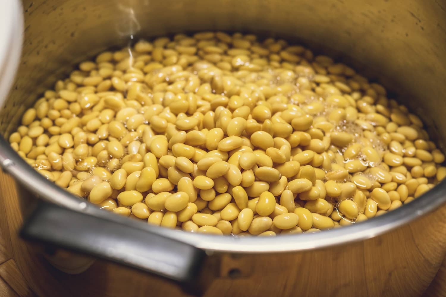 味噌作り過程豆を洗って水を吸わせます