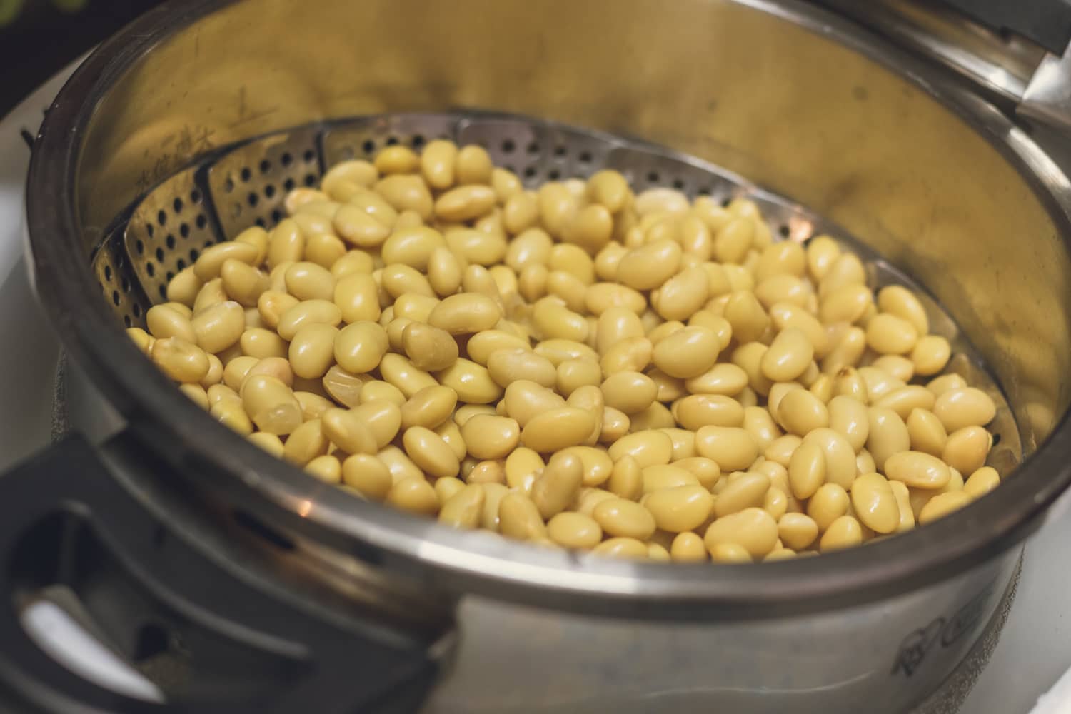 味噌造りの過程大豆が煮上ったら温かいうちに豆を潰す