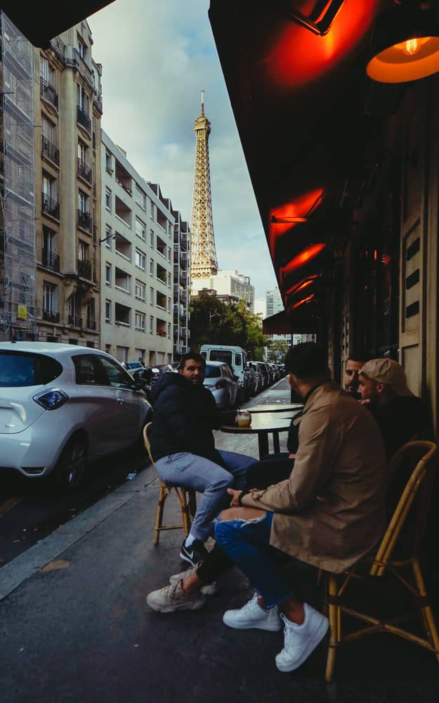 Paris-1路地から見えるエッフェル塔
