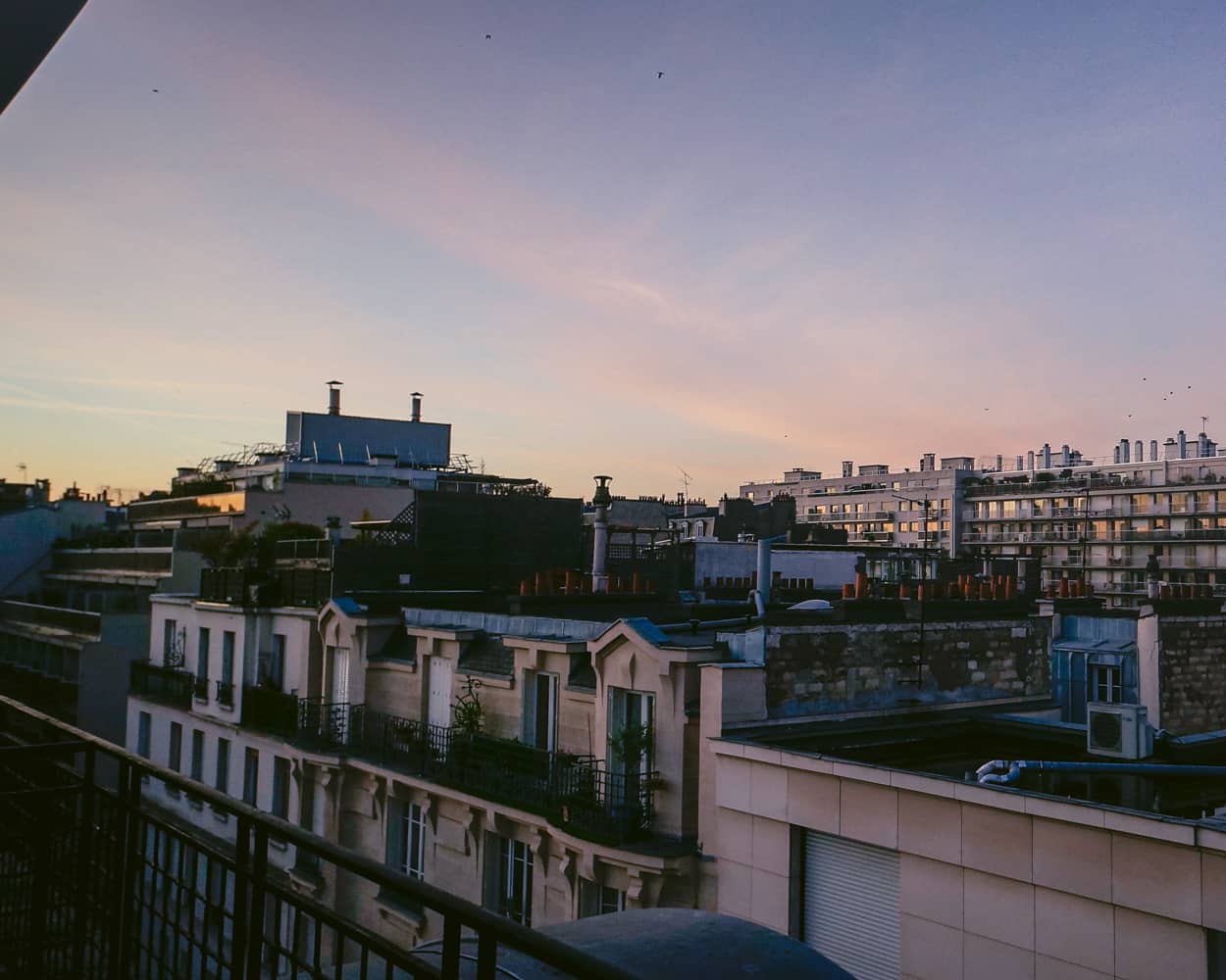 Paris-1 ホテルの部屋から見る朝日